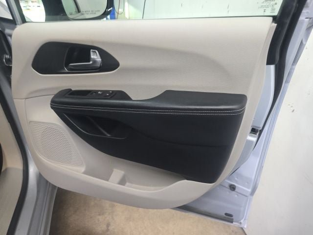 Used 2024 Chrysler Pacifica Touring-L FWD image 14