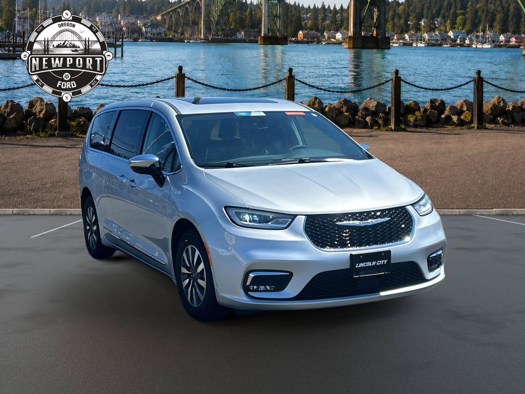 Used 2023 Chrysler Pacifica Limited w/ Uconnect Theater Family Group