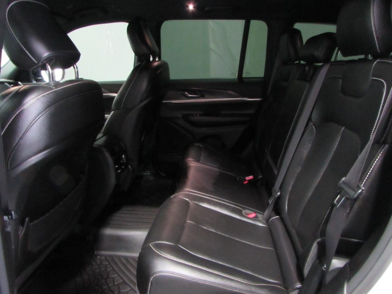 Used 2024 Jeep Grand Cherokee Limited w/ Black Appearance Package AWD/4WD image 15