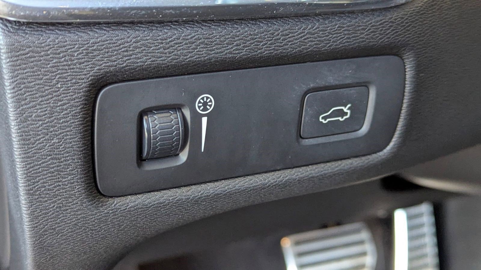 Used 2018 Volvo XC60 T6 R-Design w/ Convenience Package image 18