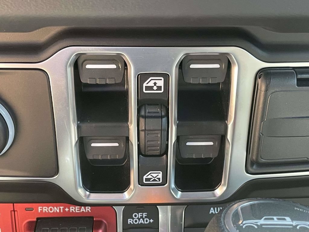 Used 2025 Jeep Gladiator Rubicon w/ Convenience Group AWD/4WD image 16