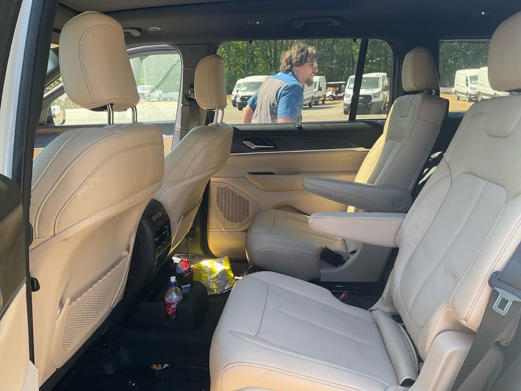 Used 2025 Jeep Grand Cherokee L Limited w/ Luxury Tech Group II image 14