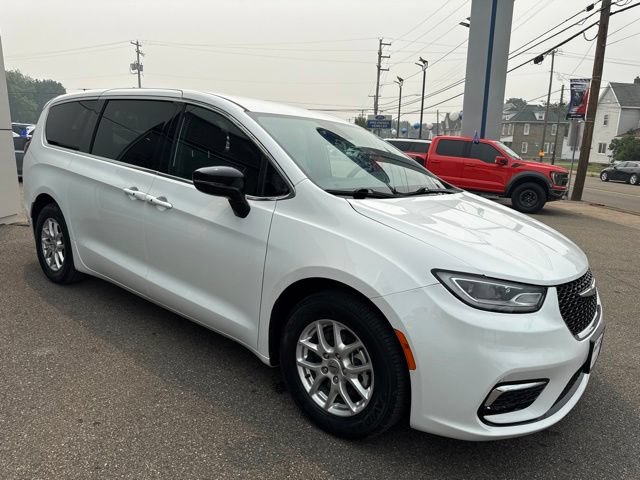 Used 2025 Chrysler Pacifica Select FWD image 4