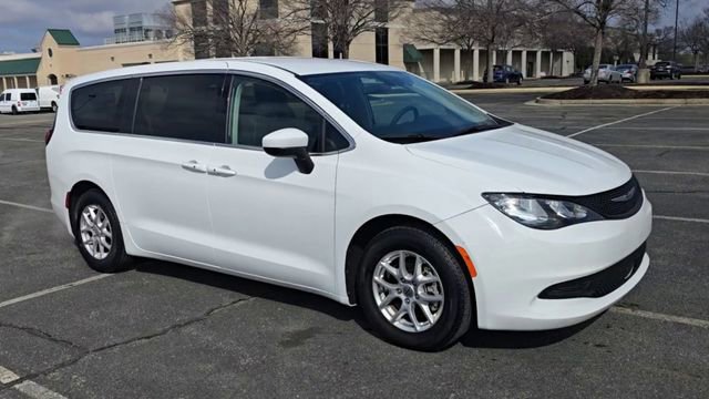 Used 2022 Chrysler Voyager LX image 8