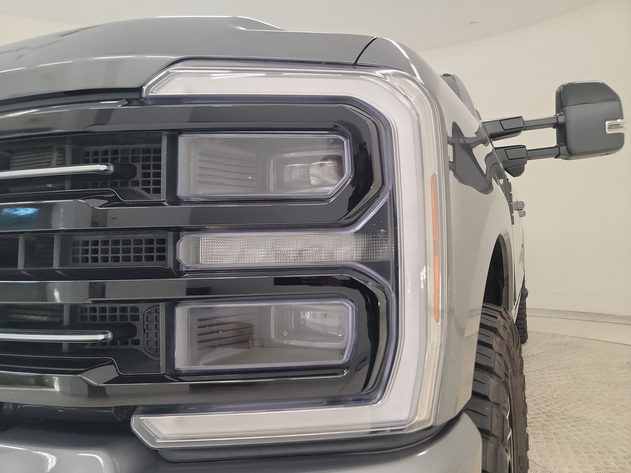 Certified 2025 Ford F250 Platinum w/ FX4 Off-Road Package AWD/4WD image 7
