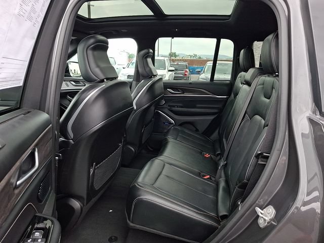 Used 2022 Jeep Grand Cherokee Overland w/ Luxury Tech Group IV AWD/4WD image 10
