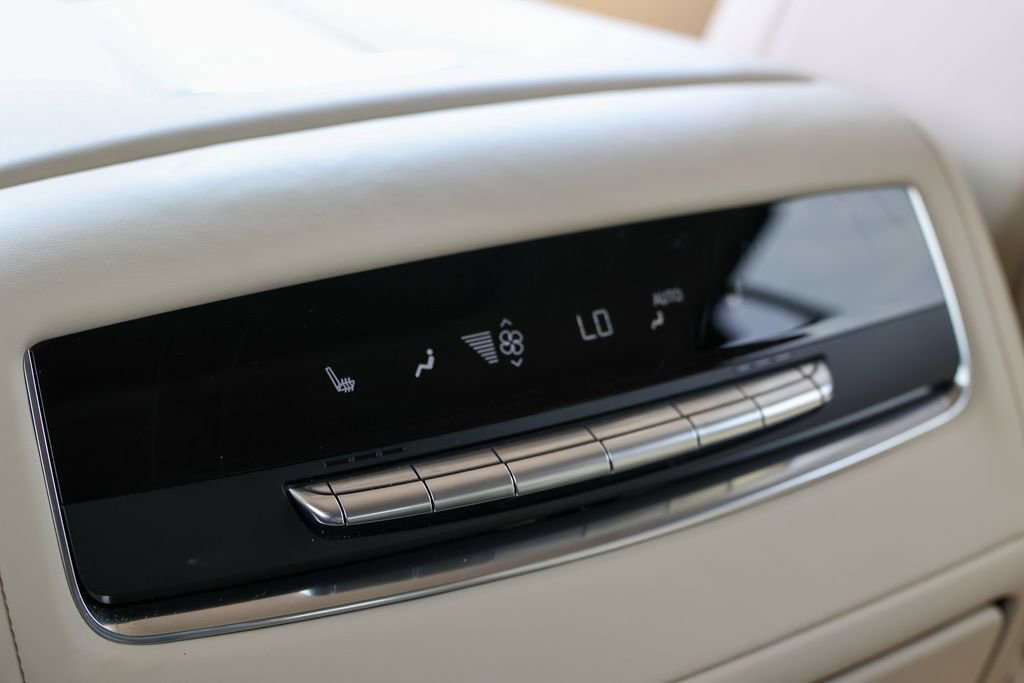 Used 2025 Cadillac Escalade Premium Luxury Platinum AWD/4WD image 17