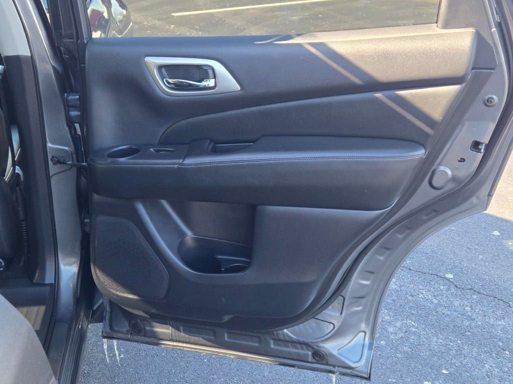 Used 2018 Nissan Pathfinder SL w/ Midnight Edition Package image 11