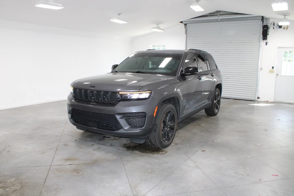 Used 2022 Jeep Grand Cherokee Altitude RWD image 5