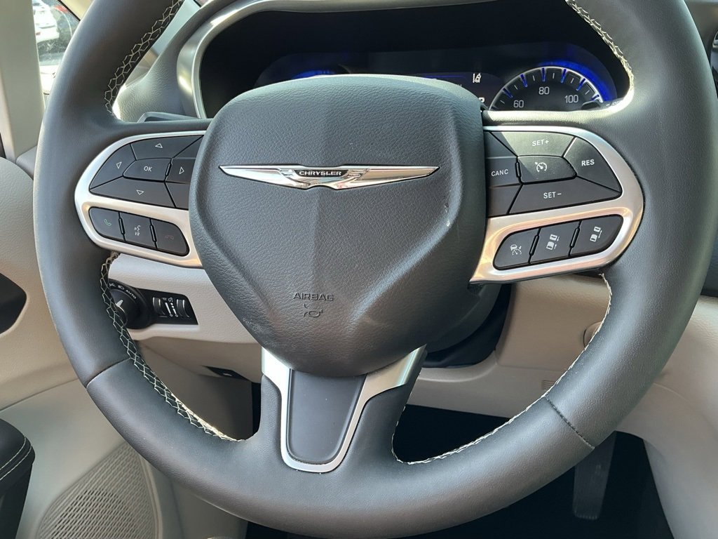 Used 2024 Chrysler Pacifica Touring-L image 44