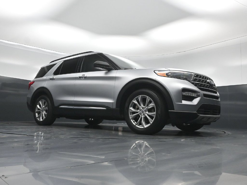 Certified 2021 Ford Explorer XLT w/ Equipment Group 202A RWD image 3