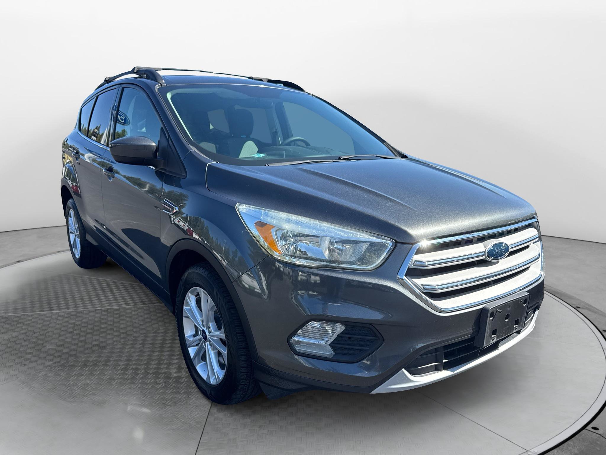 Certified 2018 Ford Escape SE w/ SE Sync 3 Package AWD/4WD image 4