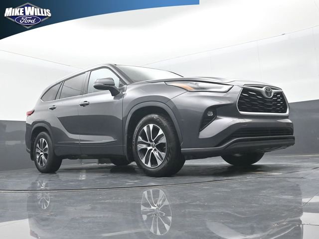 Used 2022 Toyota Highlander XLE FWD image 17