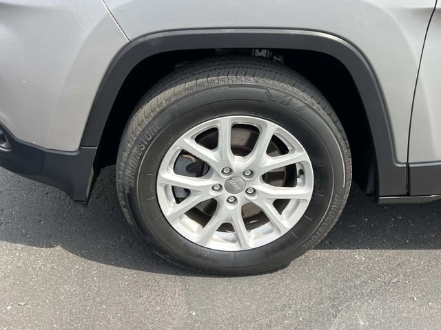 Used 2017 Jeep Cherokee Latitude w/ Safety/Convenience Group AWD/4WD image 9