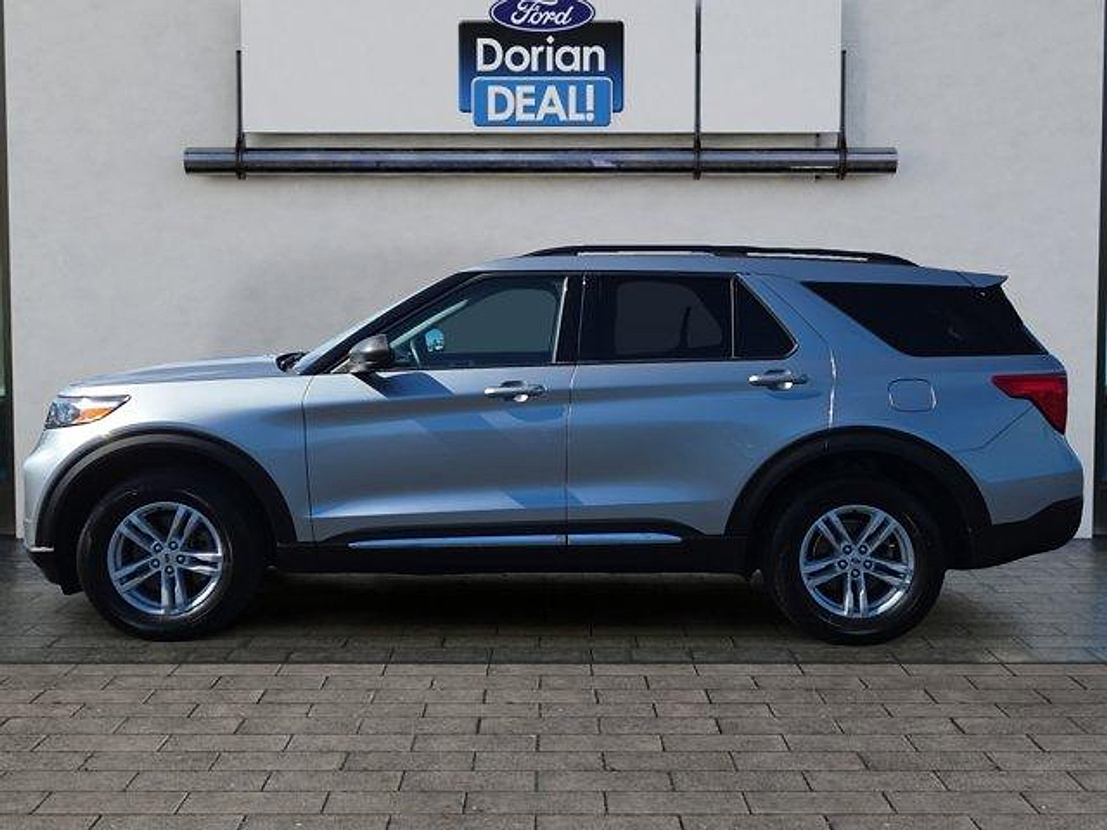 Certified 2023 Ford Explorer XLT w/ Equipment Group 202A AWD/4WD image 6