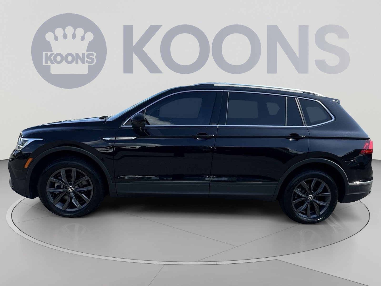 Used 2022 Volkswagen Tiguan SE w/ Panoramic Sunroof Package FWD image 7