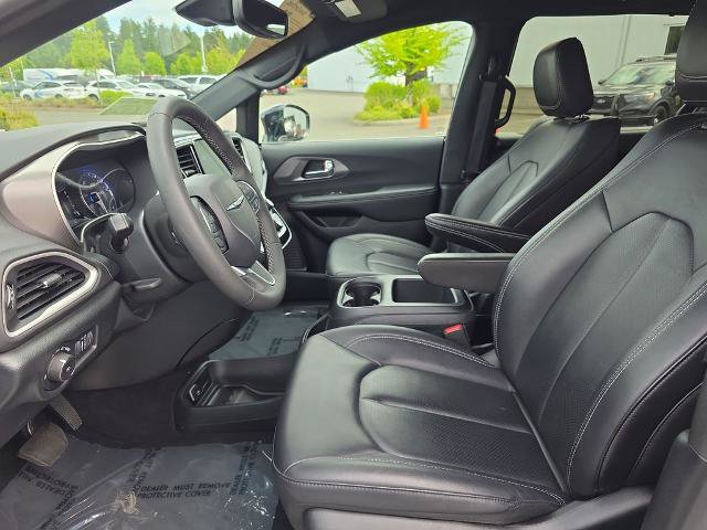 Used 2025 Chrysler Pacifica Select FWD image 6