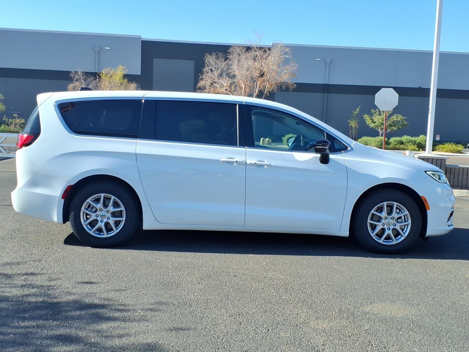 Used 2024 Chrysler Pacifica Touring-L FWD image 6