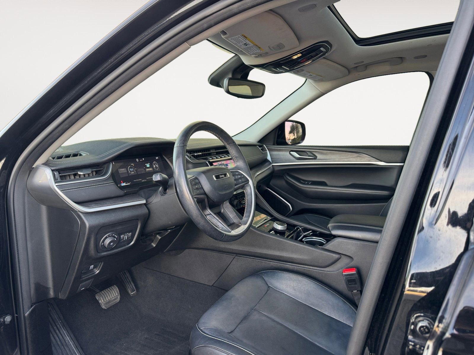 Used 2022 Jeep Grand Cherokee L Limited w/ Black Appearance Package image 9