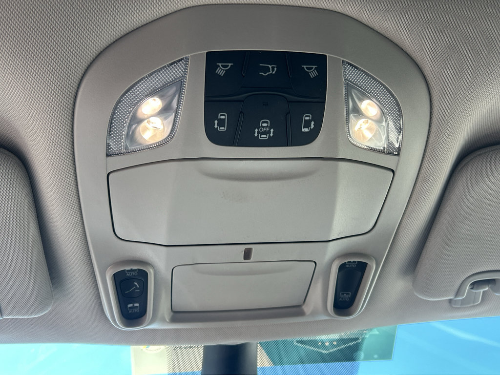Used 2023 Chrysler Pacifica Limited w/ Uconnect Theater Family Group FWD image 30