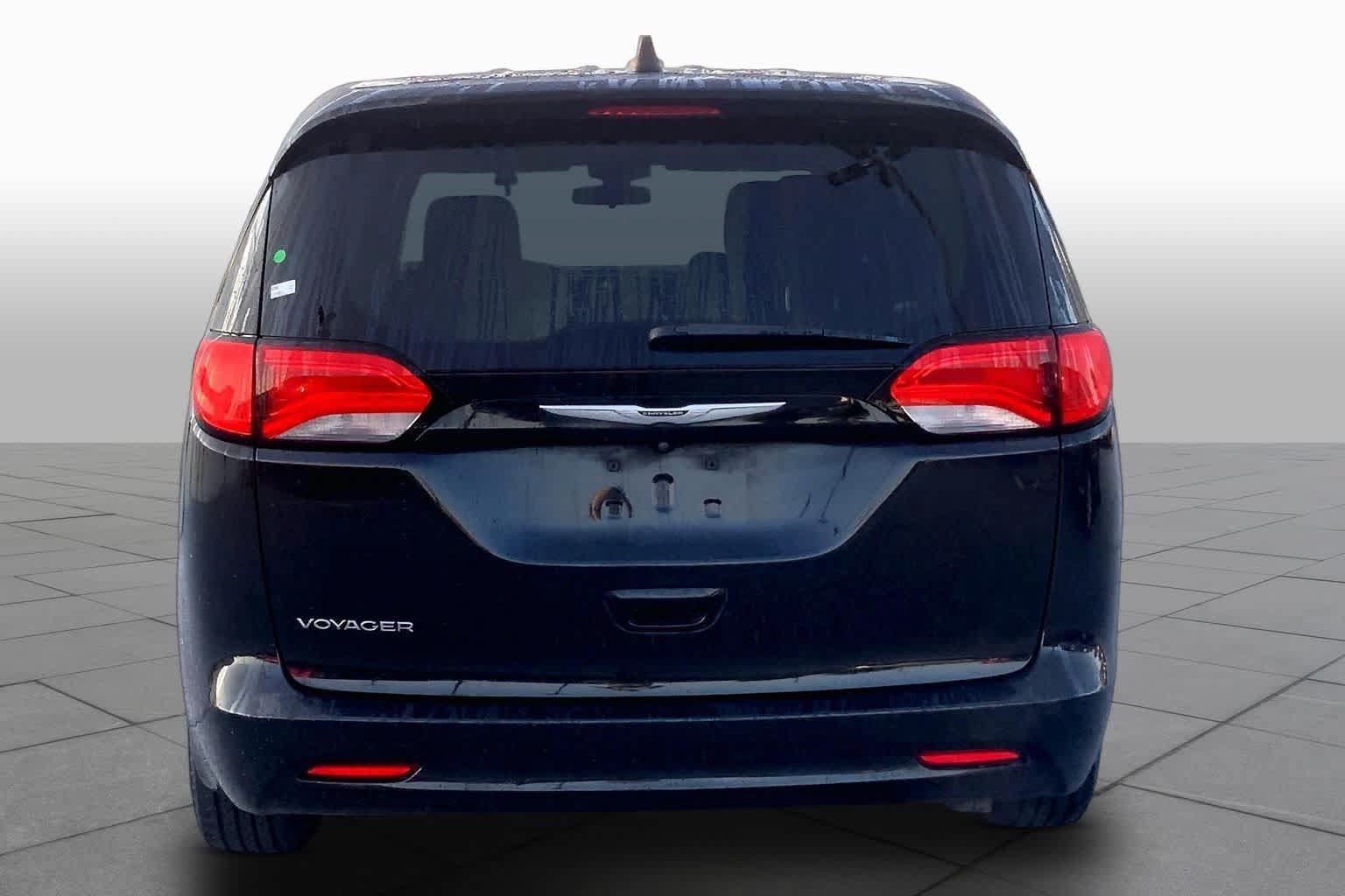 Used 2022 Chrysler Voyager LX FWD image 5