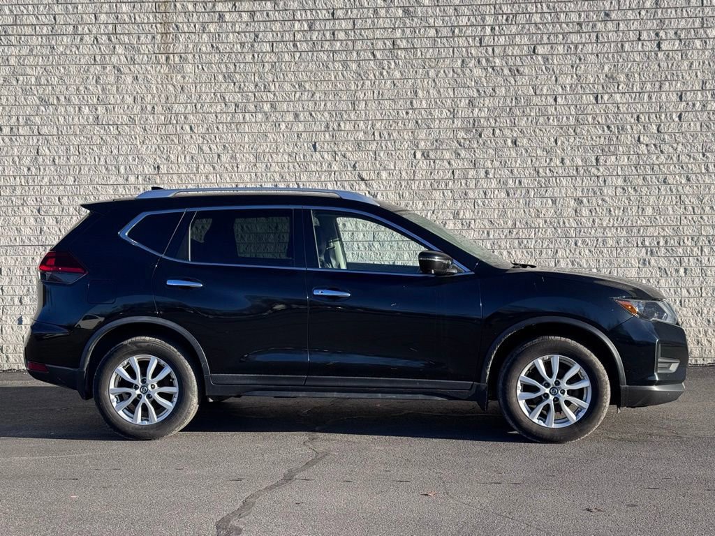 Used 2018 Nissan Rogue SV w/ Premium Package image 2