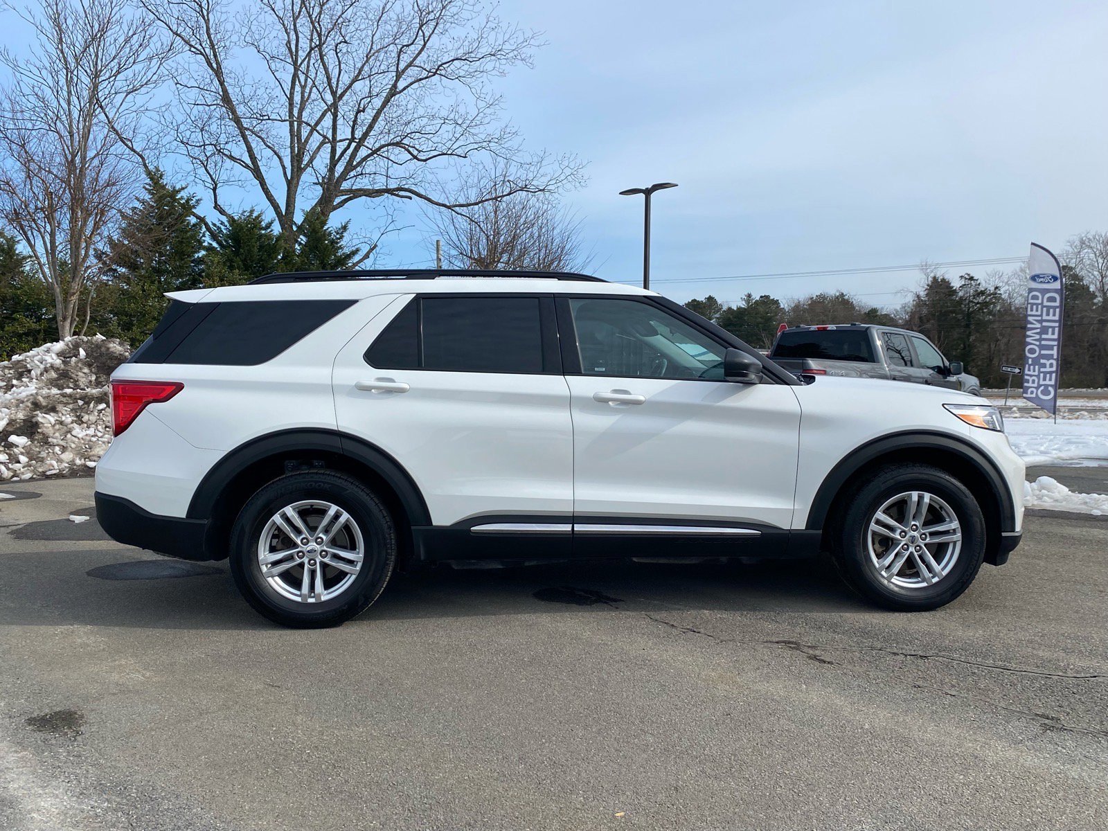 Certified 2022 Ford Explorer XLT w/ Equipment Group 202A image 3