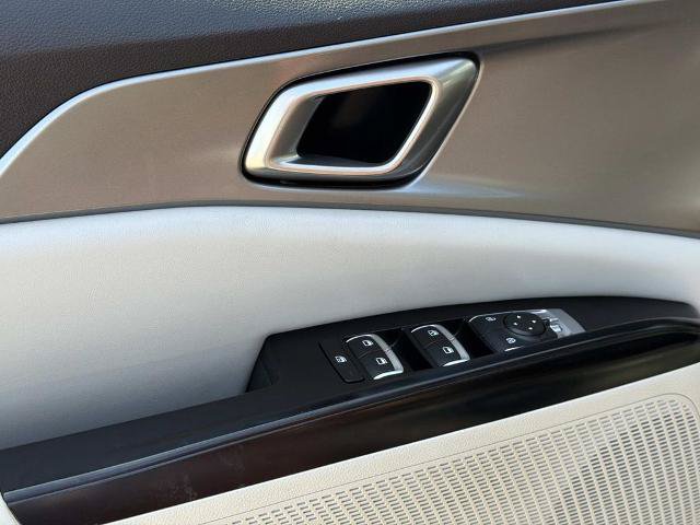 Used 2023 Kia Carnival LX FWD image 22