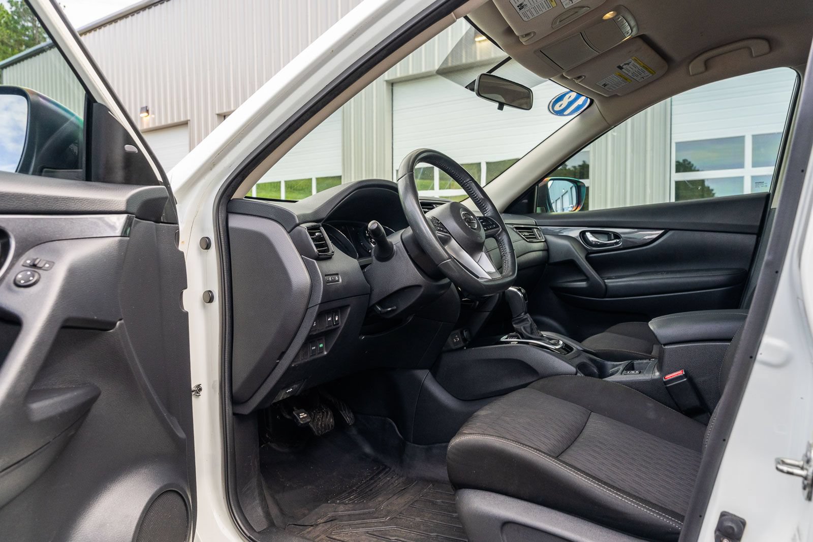 Used 2018 Nissan Rogue SV FWD image 17