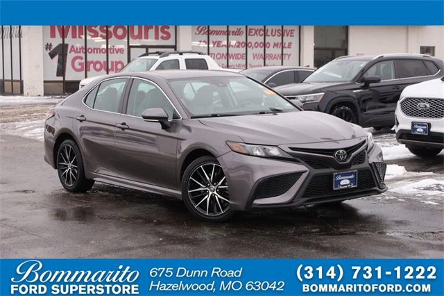 Used 2022 Toyota Camry SE image 1