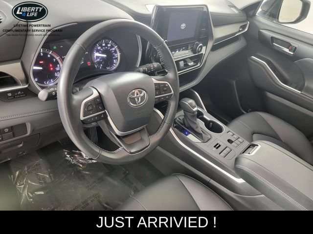 Used 2025 Toyota Highlander XLE AWD/4WD image 12