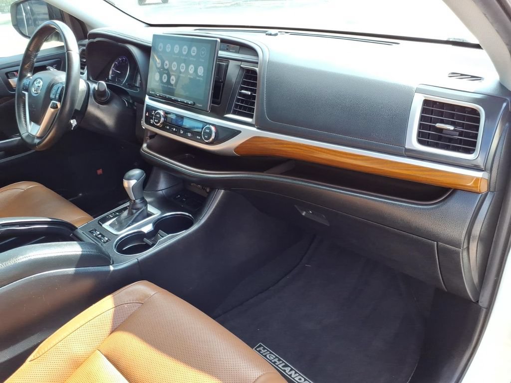 Used 2019 Toyota Highlander Limited FWD image 4