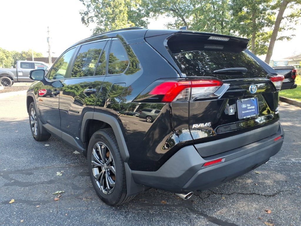 Used 2022 Toyota RAV4 XLE Premium AWD/4WD image 4
