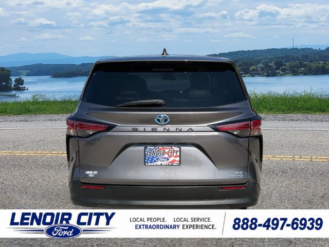 Used 2021 Toyota Sienna XLE FWD image 4
