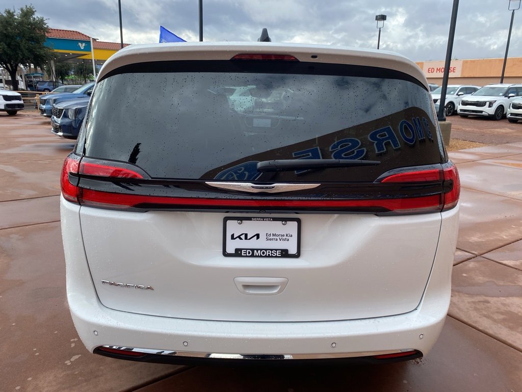 Used 2024 Chrysler Pacifica Touring-L image 7
