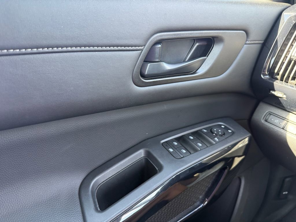 Used 2025 Nissan Pathfinder SV AWD/4WD image 23
