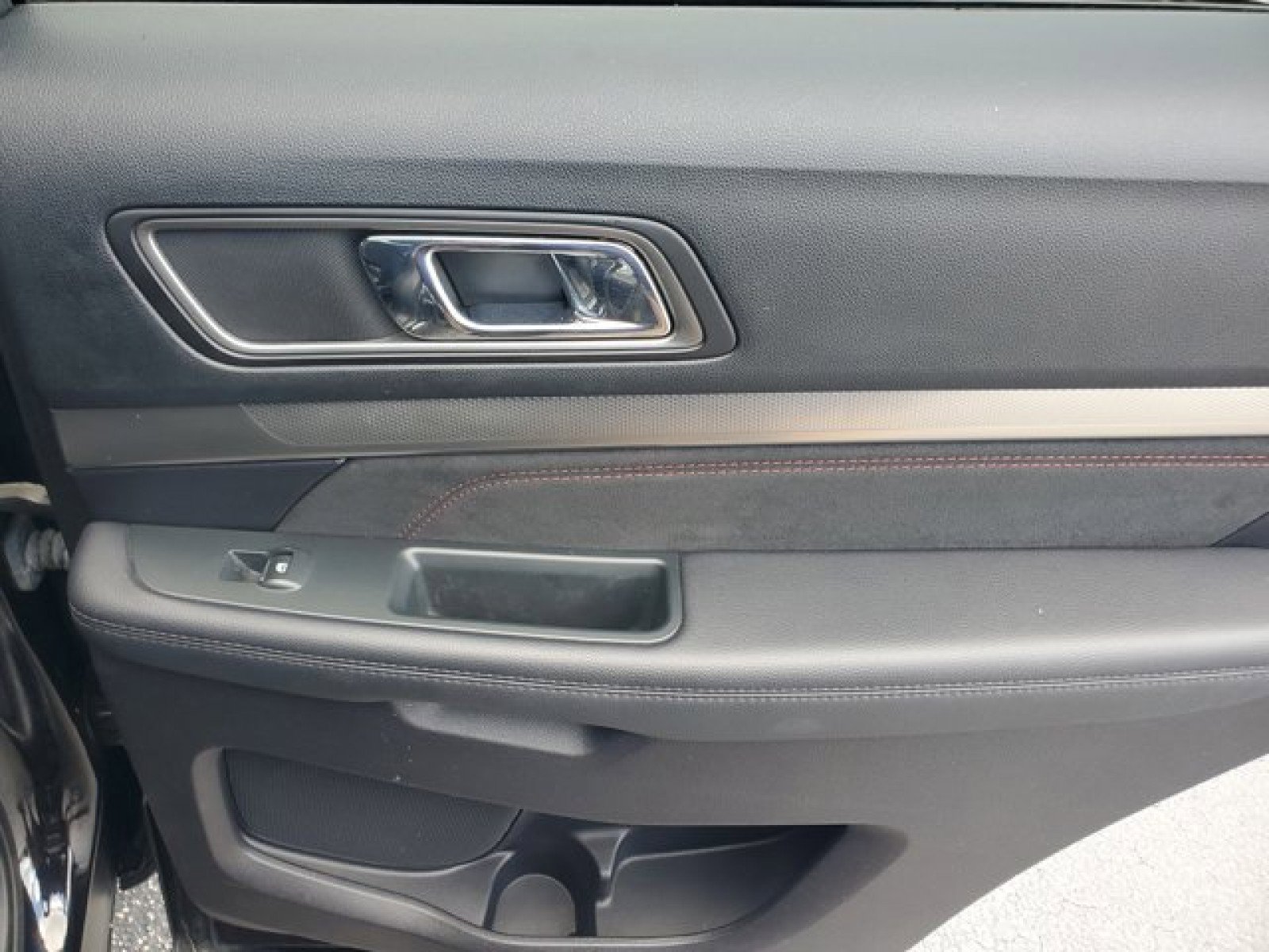 Certified 2019 Ford Explorer XLT w/ Equipment Group 202A FWD image 30