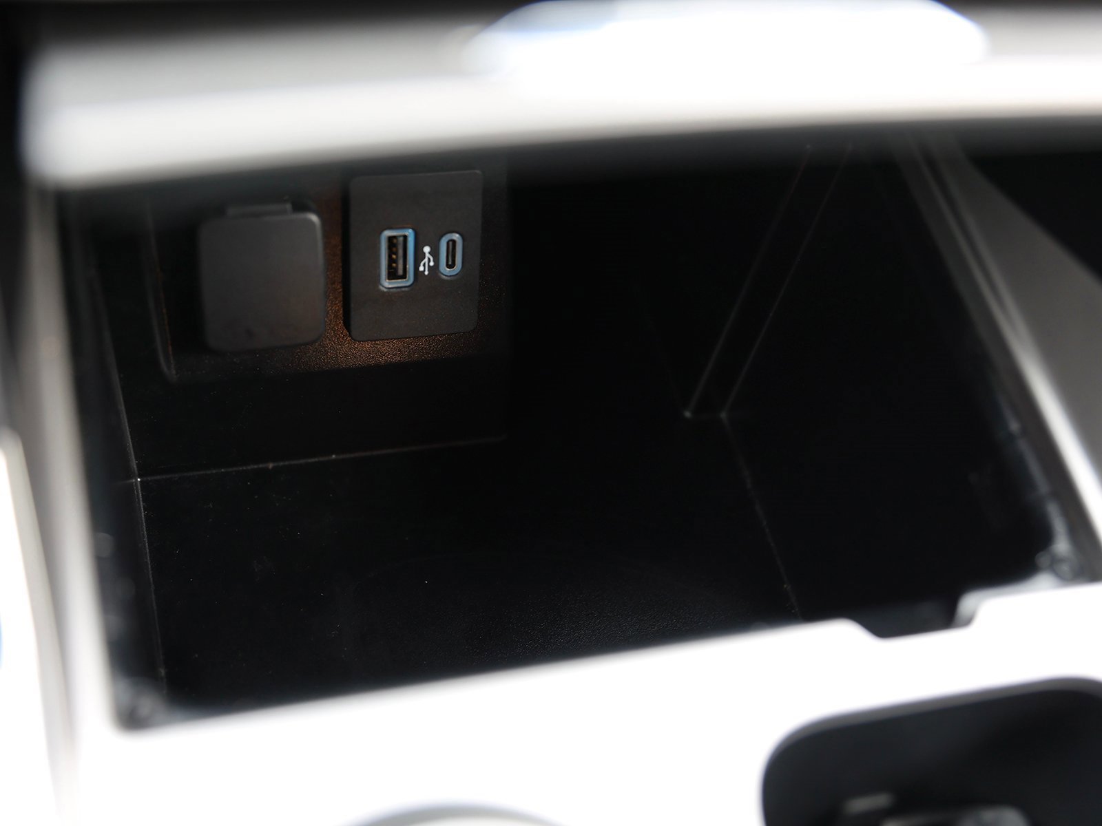 Certified 2022 Ford Explorer XLT w/ Equipment Group 202A image 32