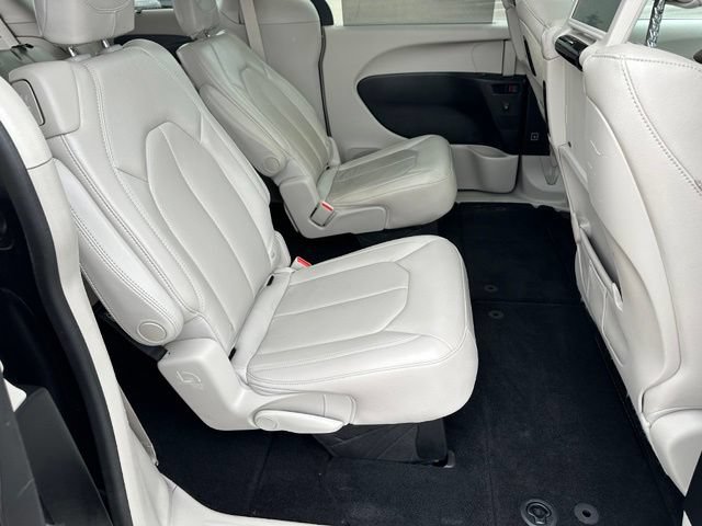 Used 2019 Chrysler Pacifica Touring-L Plus w/ Advanced Safetytec Group FWD image 9