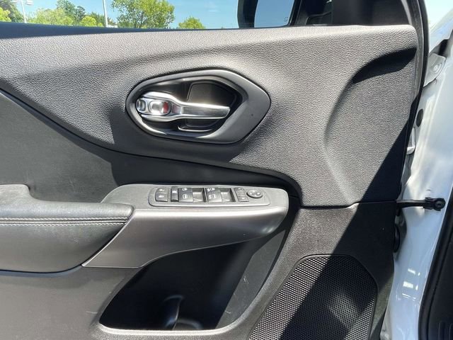 Used 2019 Jeep Cherokee Latitude Plus w/ Comfort/Convenience Group FWD image 12