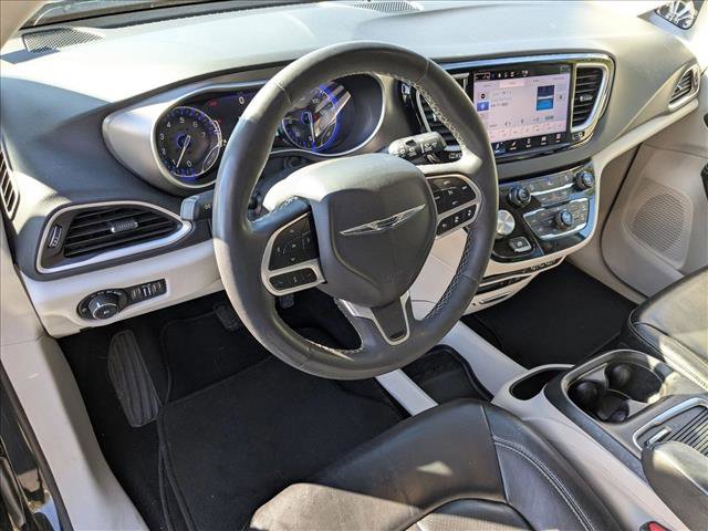 Used 2022 Chrysler Pacifica Touring-L image 10