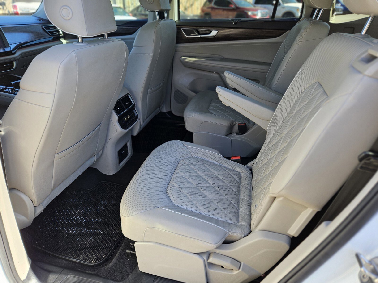 Used 2025 Volkswagen Atlas SEL Premium R-Line image 17