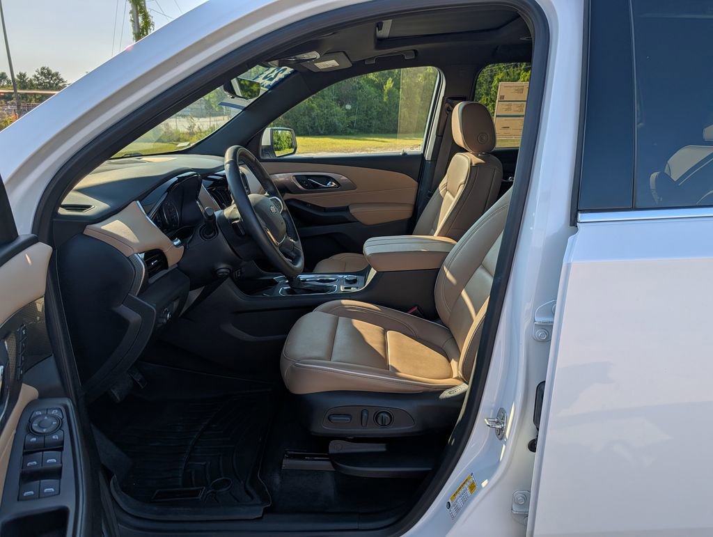 Used 2023 Chevrolet Traverse Premier FWD image 19