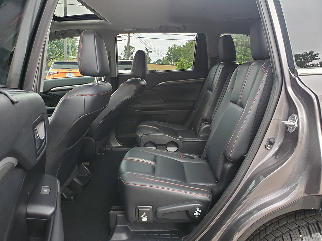 Used 2019 Toyota Highlander SE AWD/4WD image 12