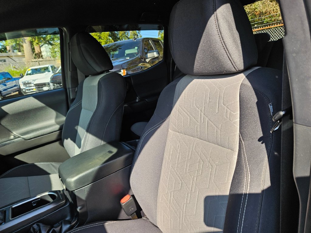 Used 2022 Toyota Tacoma TRD Off-Road AWD/4WD image 19