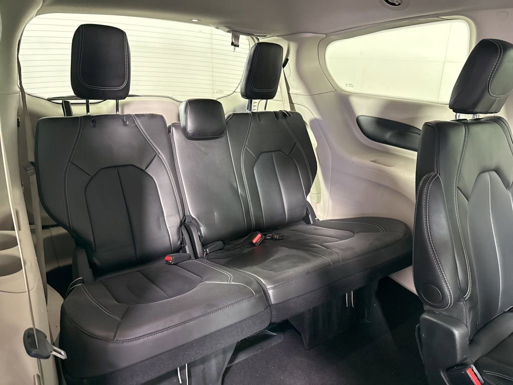 Used 2024 Chrysler Pacifica Touring-L image 19