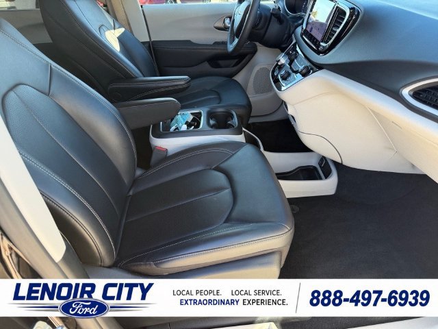 Used 2024 Chrysler Pacifica Touring-L FWD image 23