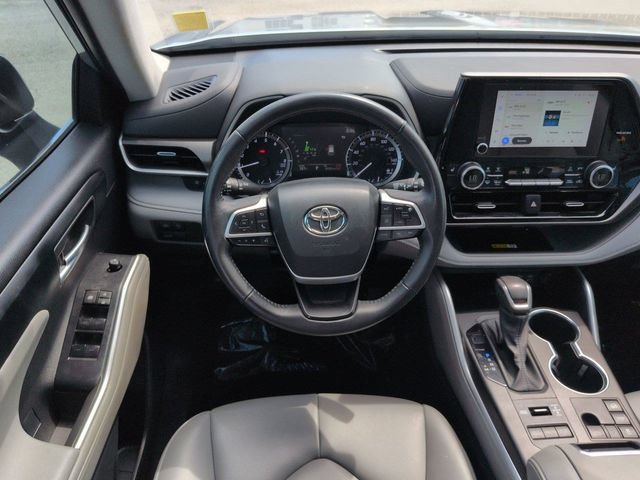 Used 2024 Toyota Highlander XLE AWD/4WD image 16