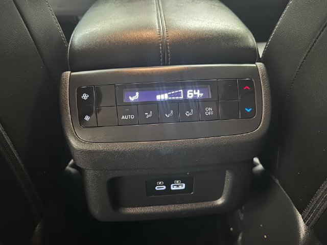 Used 2023 Nissan Pathfinder SL AWD/4WD image 19