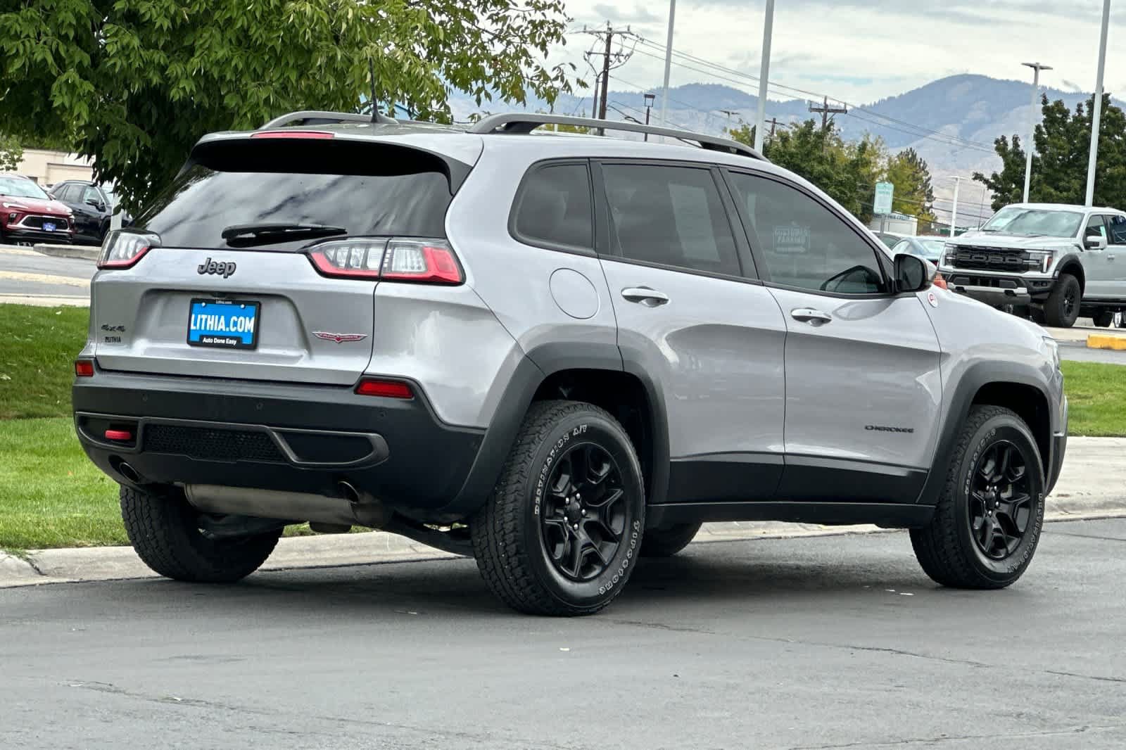 Used 2019 Jeep Cherokee Trailhawk AWD/4WD image 2